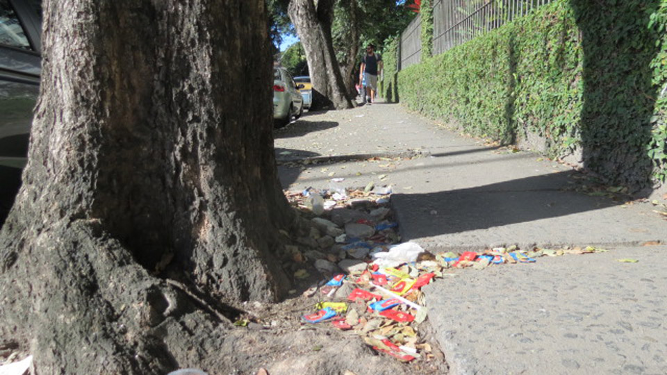 Apesar da sujeira nas vias, limpeza das calçadas está incluída no serviço de varrição que é executado pela prefeitura regularmente.