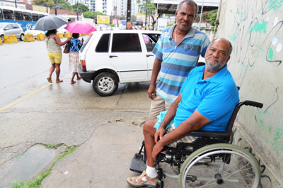 Paulo Henrique Barbosa, 54 anos, que usa cadeira de rodas para se locomover