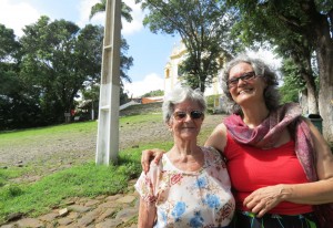 Anita e a filha estavam na Vila dos Remédios quando se encontraram com a equipe do NE10. Foto: Amanda Miranda/NE10