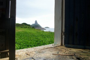 Ateliê tem vista para o Morro do Pico e para ilhas secundárias. Foto: Luiz Pessoa/NE10