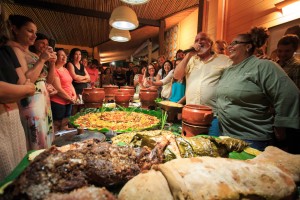 Zé Maria reúne os visitantes ao redor da mesa para apresentar os pratos. Foto: Luiz Pessoa/NE10