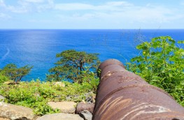 Canhões e outros objetos dos fortes são vistos em muitos lugares turísticos de Noronha. Foto: Luiz Pessoa/NE10