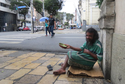 Morador de rua na calçada