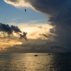 Por do sol com a vista do Porto de Santo Antônio revelam um belo contraluz com os pescadores