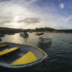 Paisagem do porto é colorida por barquinhos de vários tamanhos, desde os de passeio aos que pertencem aos ilhéus