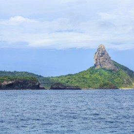 Morro do Pico pode ser visto do Forte dos Remédios, com a Praia do Cachorro e a Praia do Meio