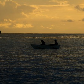 Pescadores saem ao mar no fim da tarde na Praia do Porto