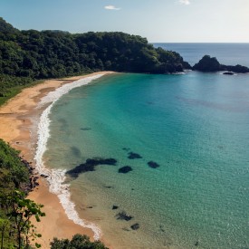 Com água cristalina é cercada de paredão rochoso, a Praia do Sancho foi eleita duas vezes a mais bonita do mundo