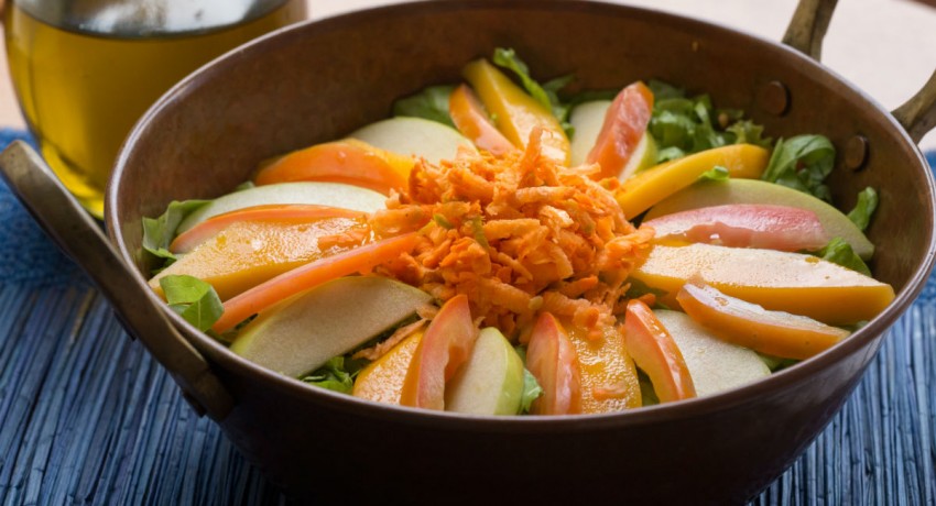 Salada Cacimba é mix de folhas com cenoura, tomate, manga e maçã verde. Foto: Luiz Pessoa/NE10