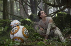 Rey (Daisy Ridley) e BB-8. Foto: David James/ @Lucasfilm 2015