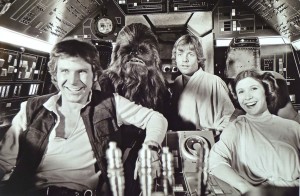 Harrison Ford (Han Solo), Peter Mayhew (Chewbacca), Mark Hamill (Luke Skywalker) e Carrie Fisher (Princesa Leia) durante as gravações de Uma Nova Esperança, de 1977. Foto: Arquivo LucasFilm