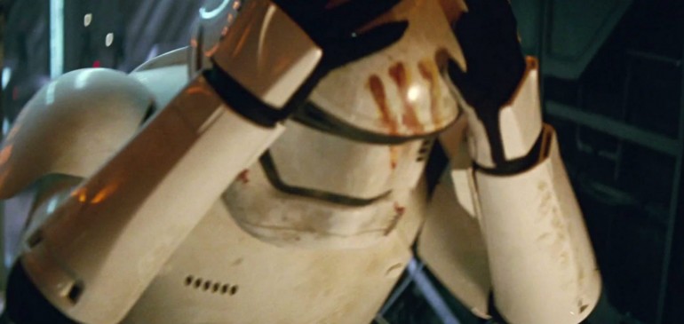Um dos Stormtroopers bate a cabeça em uma porta e vira sucesso