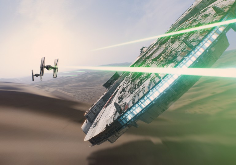 TIE Fighter e Millennium Falcon em nova batalha no espaço. Foto: David James/ @Lucasfilm 2015