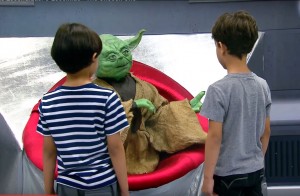 Mestre Yoda conversa com as crianças. Foto: Reprodução Youtube