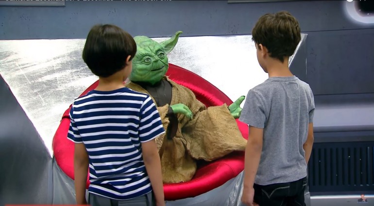 Mestre Yoda conversa com as crianças. Foto: Reprodução Youtube
