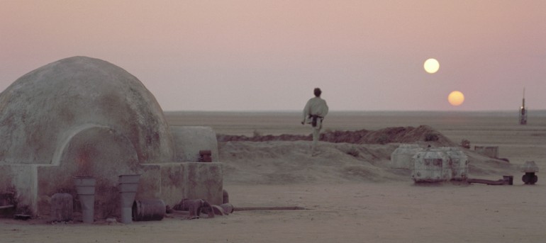 Luke Skywalker e os dois sóis de Tatooine em Star Wars: Uma Nova Esperança