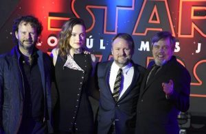 Da esquerda para a direita: o produtor Ram Bergman, a atriz  Daisy Ridley,  o diretor, Rian Johnson e o ator Mark Hamill. AFP PHOTO / ALFREDO ESTRELLA
